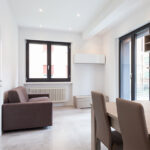 Fenêtre en pvc grise A70 élégance dans un salon cosy