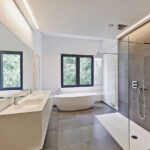 Fenêtre PVC grise A70 élégance dans une salle de bains moderne dans les teintes grises