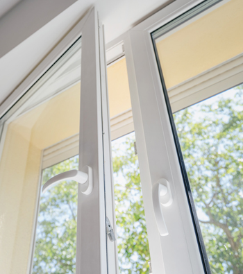 Fenêtre PVC blanche entrouverte oscillo-battant amcc