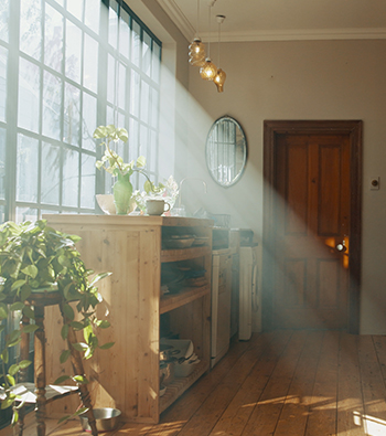 Bain de lumière dans une cuisine 