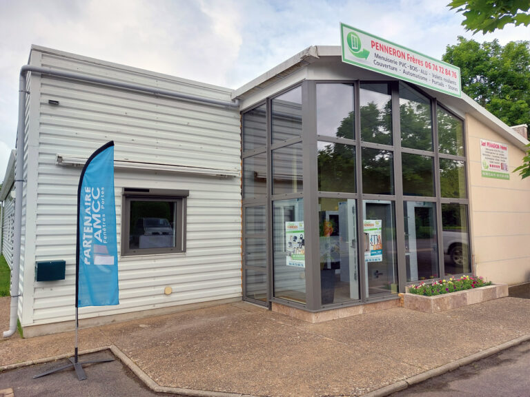 Photo latérale du magasin de Penneron frères partenaire AMCC pour les fenêtres et portes à Saint-Outrille dans le Cher