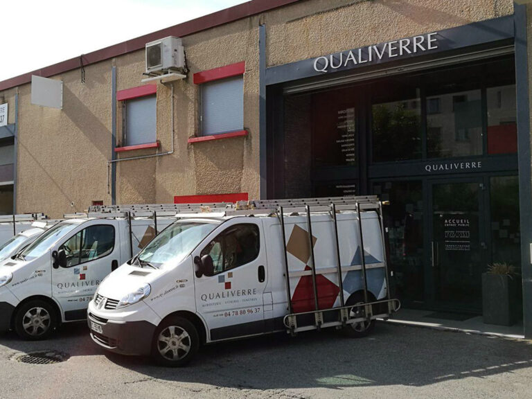 Magasin Logo Qualiverre menuiserie fenêtres et portes Vaulx-en-Velin