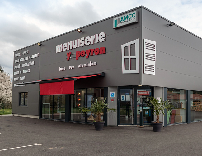 Magasin de la menuiserie Yannis Peyron fenêtres et portes à Agathe la Bouteresse dans le Forez