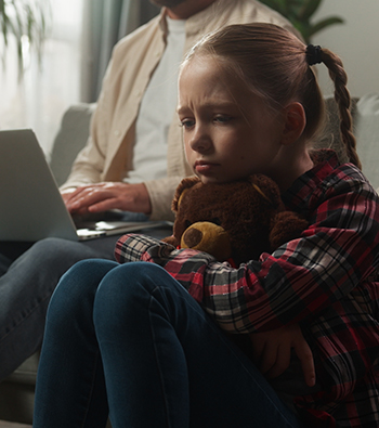 Petite fille subit les nuisances sonores