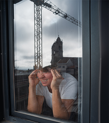 Femme qui subit les nuisances sonores des travaux réalisés devant sa maison