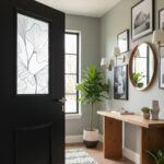 Photo d'ambiance qui montre l'entrée d'une maison cosy vue de l'intérieur avec la porte tradition Alessia entrouverte