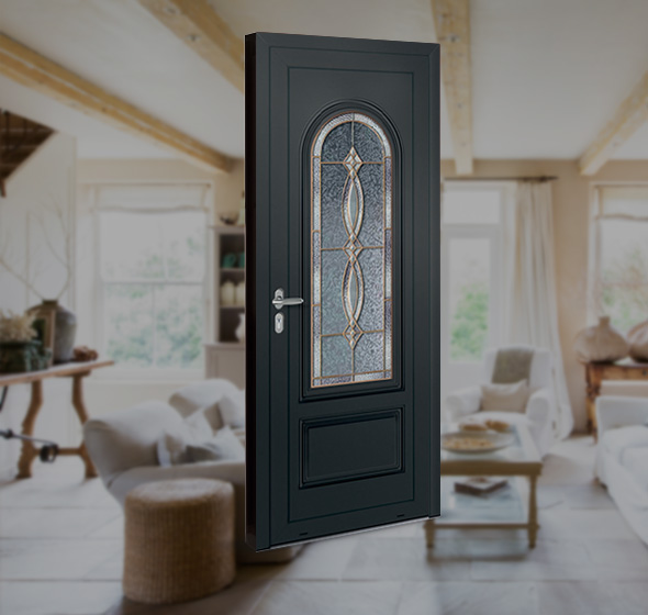 Photo d'ambiance d'un salon campagne cosy lumineux arrière plan flouté et au premier plan une porte d'entrée classique pvc gris anthracite