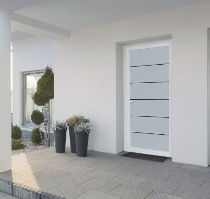 Porte d'entrée rayée vitrée blanche devant une maison moderne