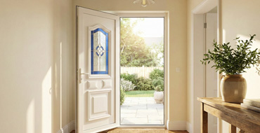 Vue intérieure d'une entrée de maison actuelle avec une porte d'entrée sobre pvc classique modèle Ingrid AMCC