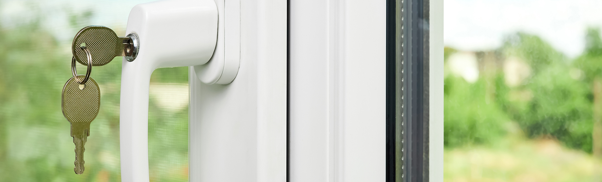 Poignée à clef sur une porte fenêtre en PVC