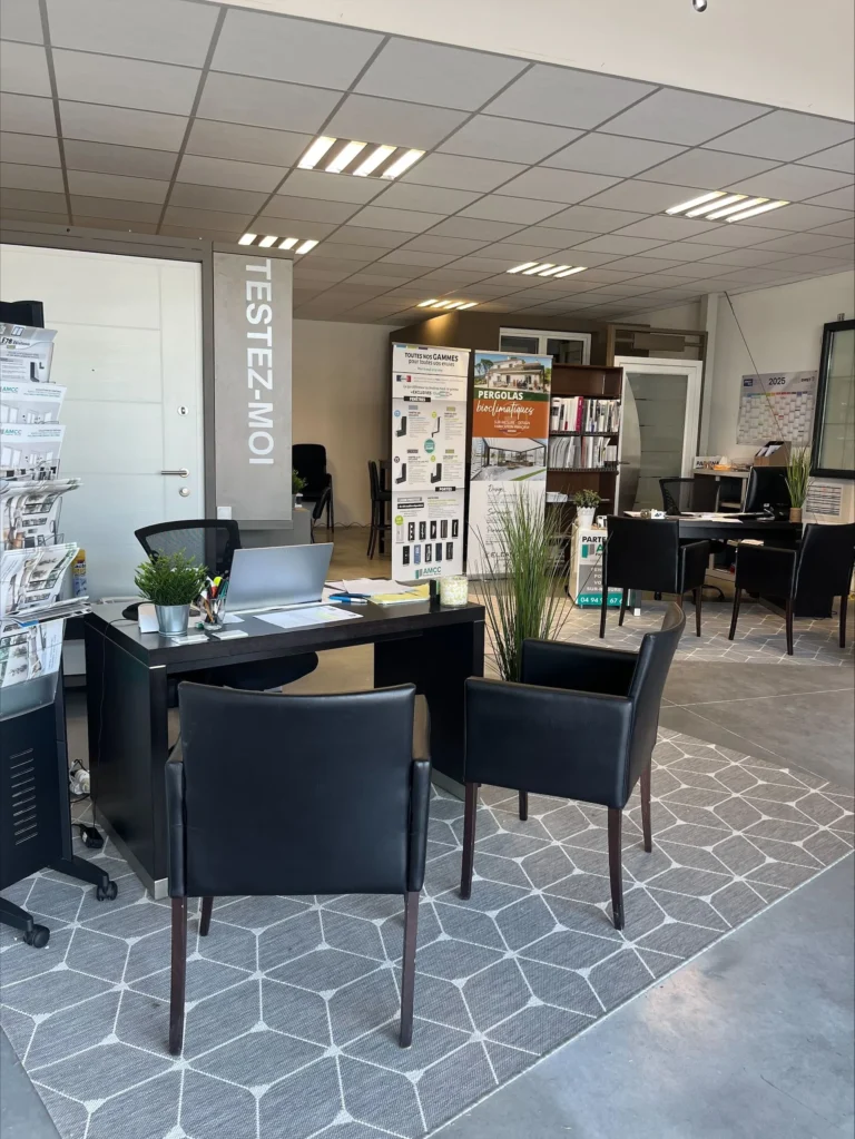 Showroom fenêtres et portes Partenaire AMCC Estérel Côte d'Azur