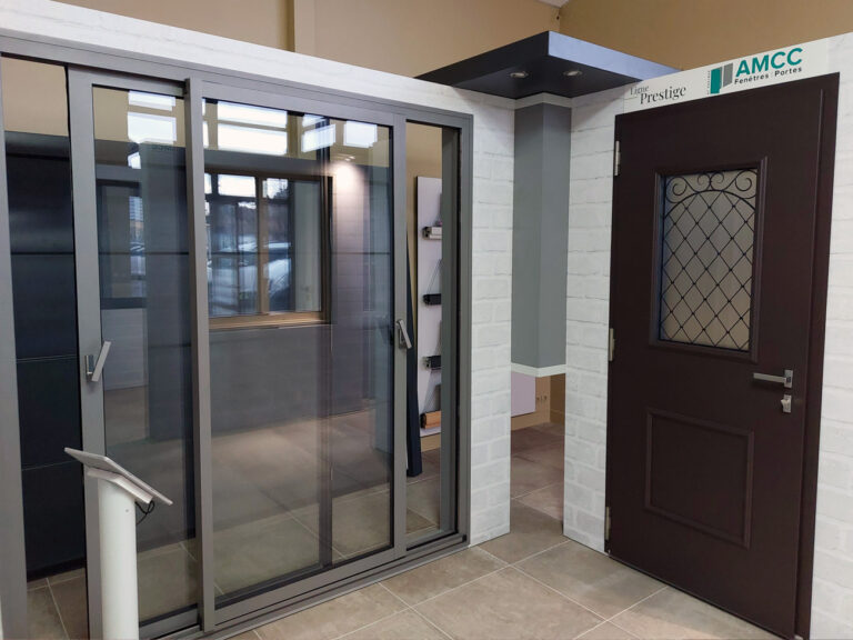 Photo intérieure du magasin de Penneron frères partenaire AMCC pour les fenêtres et portes à Saint-Outrille dans le Cher