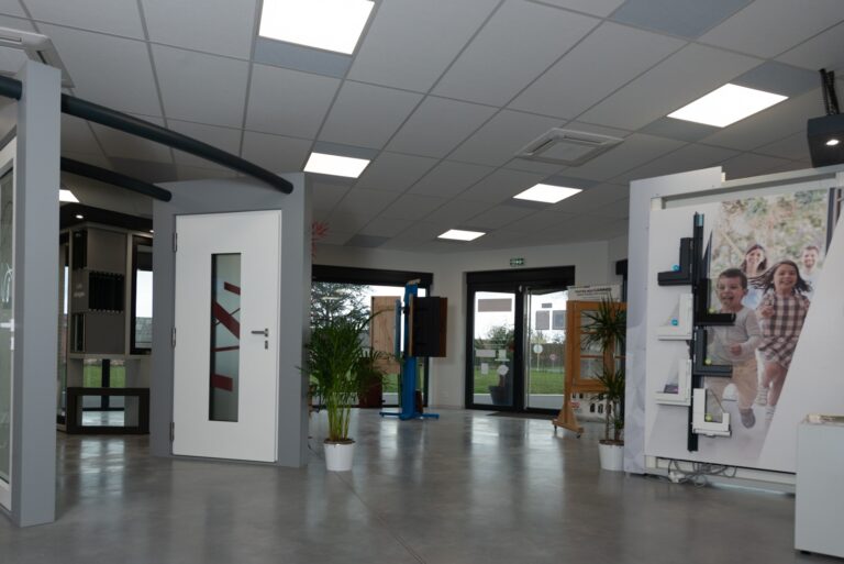 Showroom de la menuiserie Yannis Peyron fenêtres et portes à Agathe la Bouteresse dans le Forez