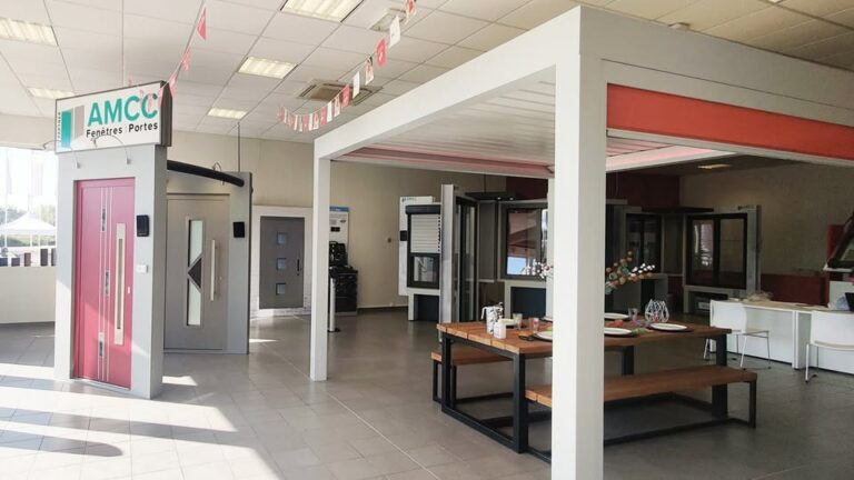 Showroom exposition de Projinov Auxerre fenêtres et portes dans l'Yonne