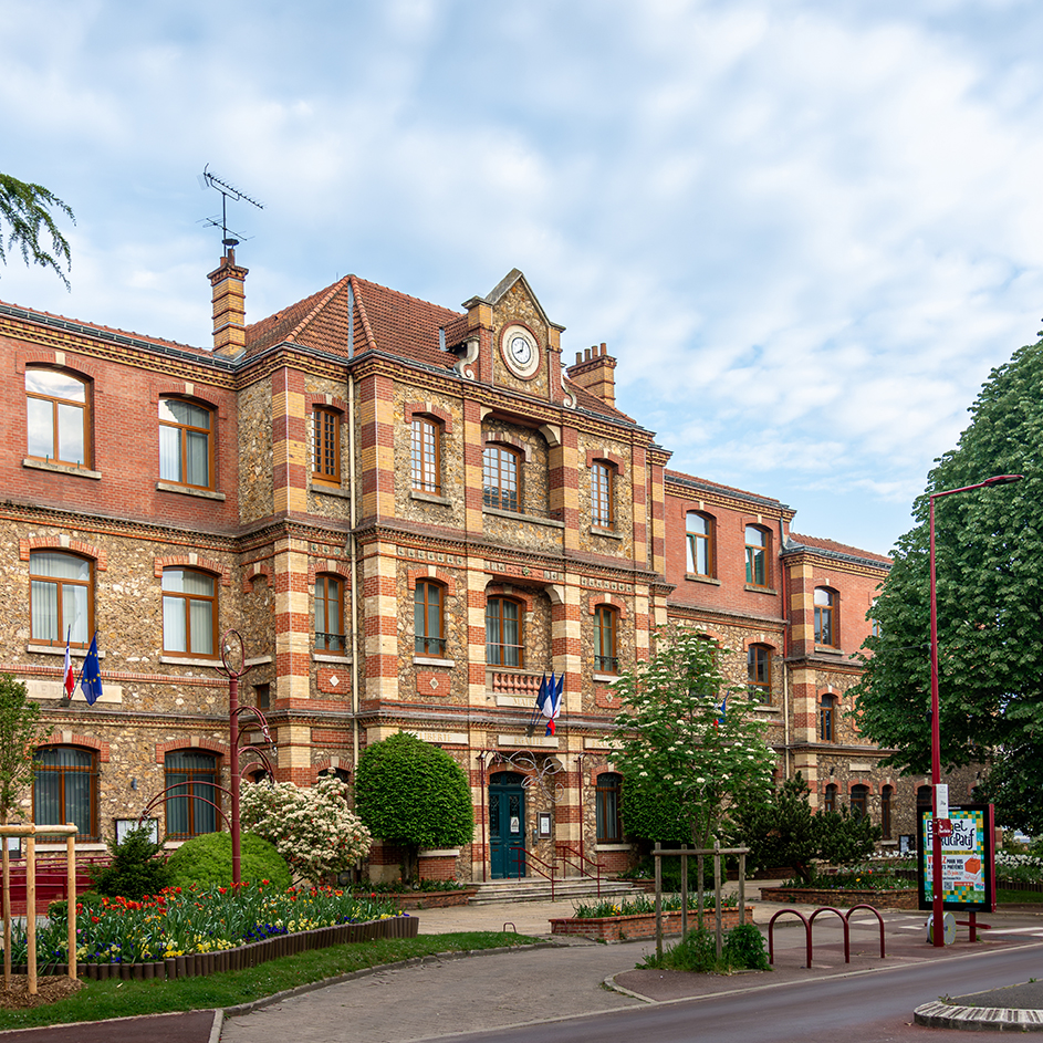 Vue de la mairie de L'isola Fresnes fenêtres et portes dans le Val de Marne