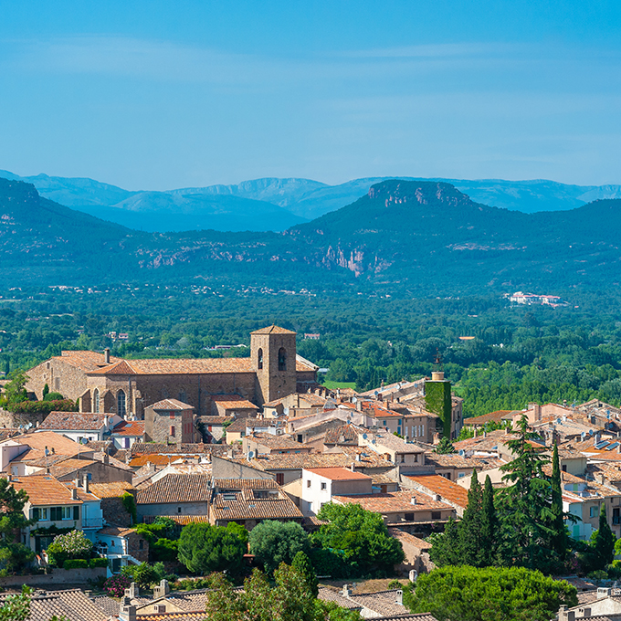 Vue global de Roquebrune sur Argens zone du partenaire AMCC Estérel fenêtres et portes côte d'azur
