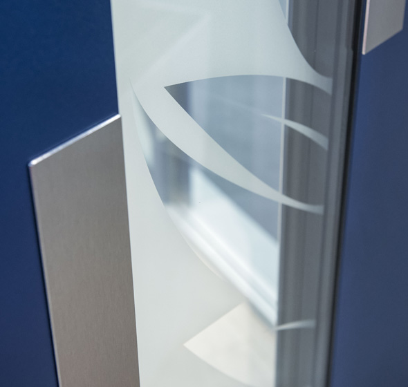 Zoom d'un détail de porte montrant un vitrage et détails d'insert pierre et alunox porte d'entrée contemporaine bleue Prestige AMCC