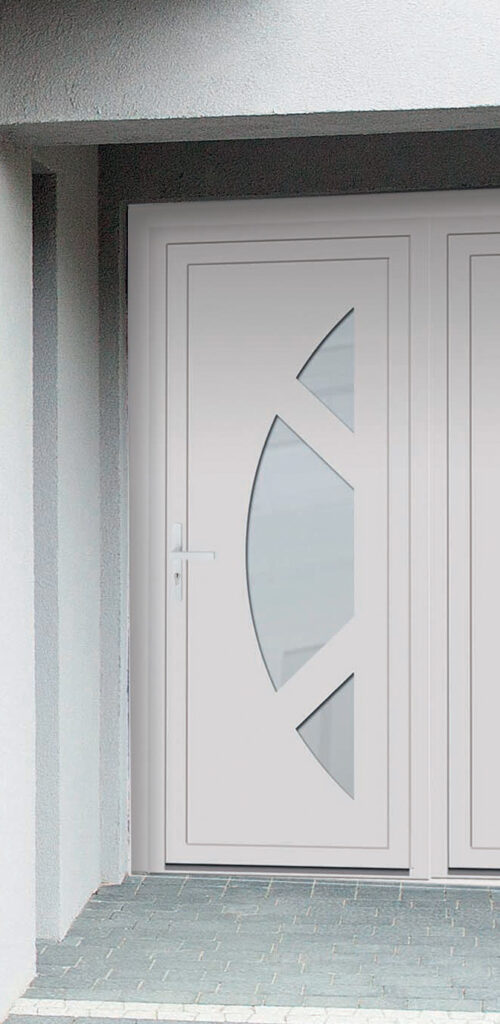 Photo d'ambiance porte PVC contemporaine partiellement vitrée avec un vitrage en demi-lune fabricant français AMCC