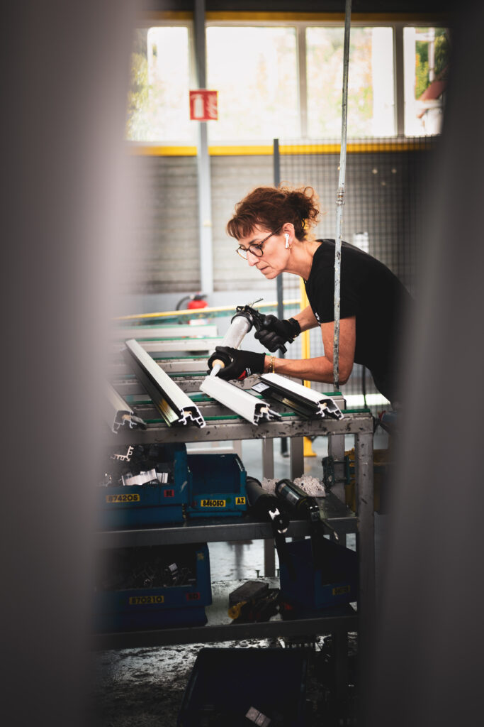 Travail poste usine fabrication fenêtres femme AMCC