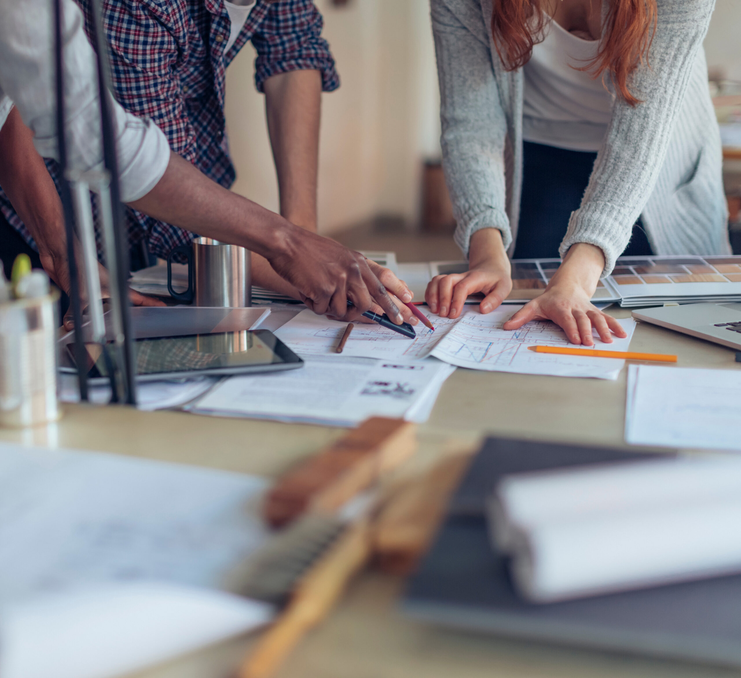 Interactions réunion travail équipe atelier bureau produit fenêtres AMCC