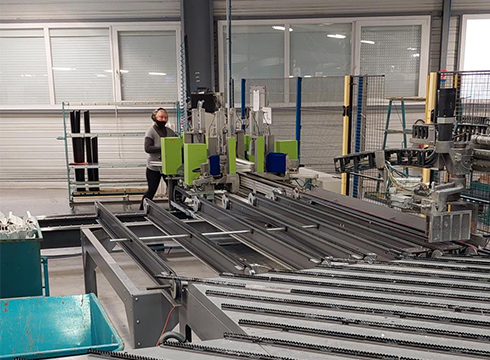 Collaborateur FIA qui fabrique une fenêtre en PVC