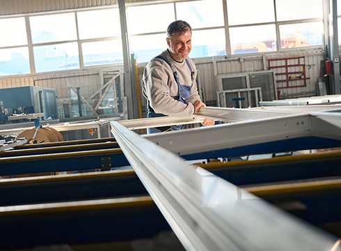 Collaborateur de l'usine FIA en Aveyron qui fabrique une fenêtre en PVC