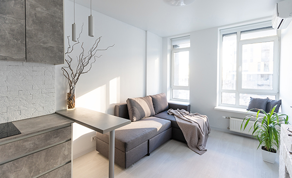 Petit salon équipé de fenêtres blanches apportant lumière à l'intérieur