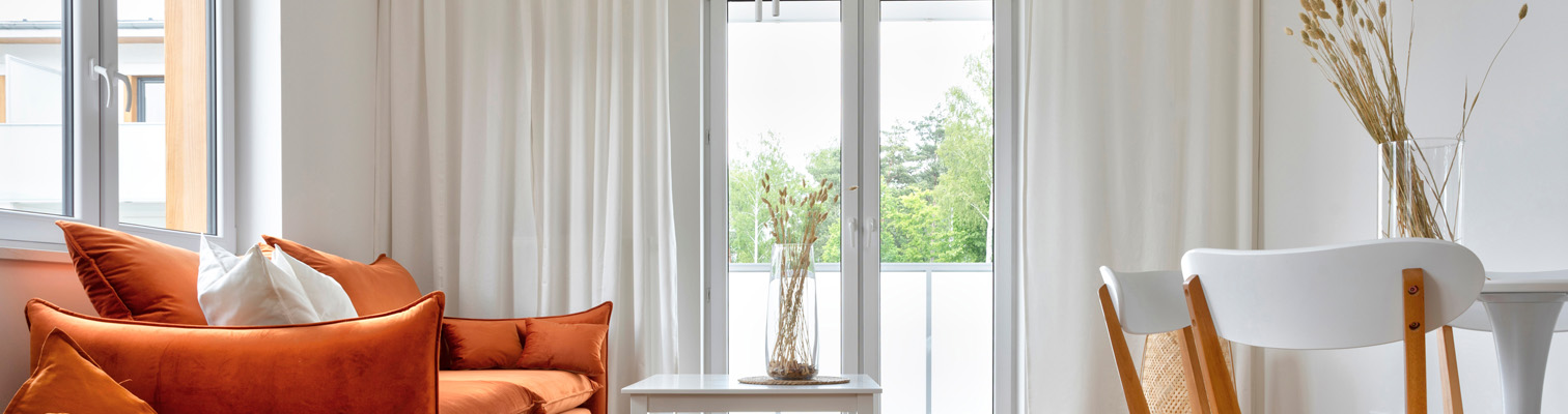 Photo d'une porte-fenêtre en PVC blanc dans un salon moderne lumineux