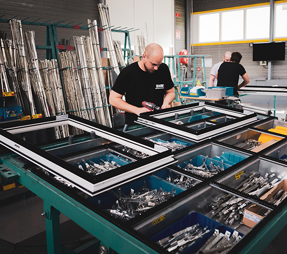 Travail poste usine fabrication fenêtres AMCC