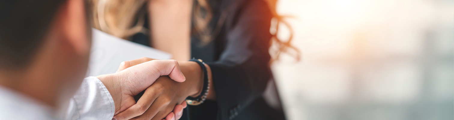 Recrutement travailler chez AMCC poignée de main entre un homme et une femme