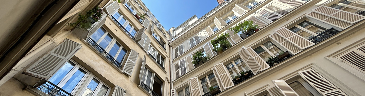 Photo cour immeuble rénovation menuiseries PVC copropriété