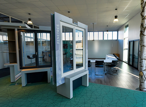 Showroom présentant des fenêtres et portes d'entrée fabriquées chez AMCC à Châteauroux