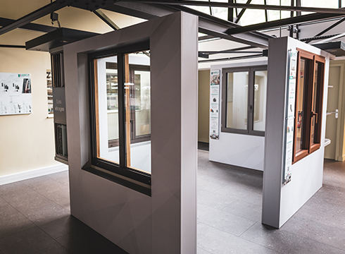 Fenêtres aluminium exposées dans le showroom SNM dans les Vosges. Photo par Johann Martin-Thiery