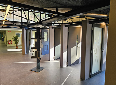 Portes d'entrée aluminium exposées dans le showroom SNM dans les Vosges