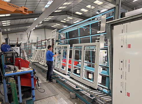 Contrôle qualité des fenêtres sur les tables de vitrage