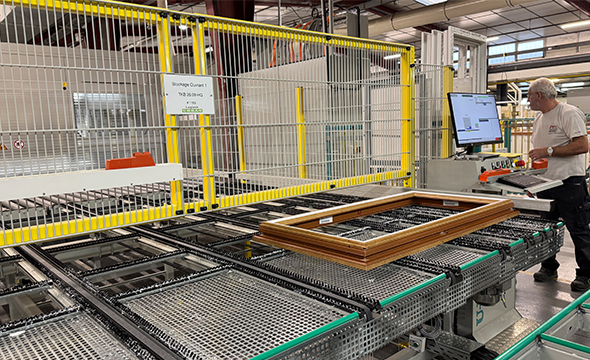 fabrication d'une fenêtre dans l'usine AMCC pvc de Châteauroux dans l'Indre