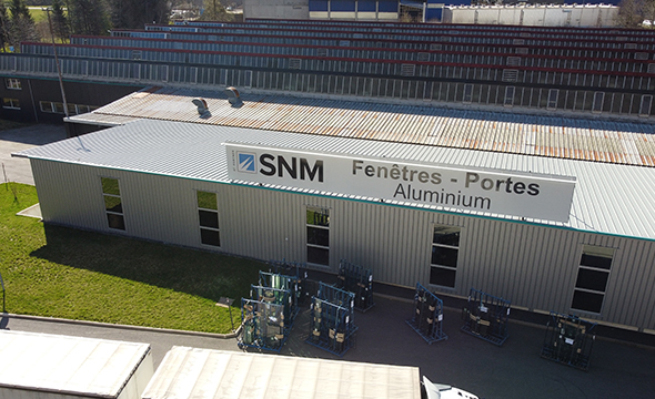 Façade de l'usine SNM alu industrie à La Bresse dans les Vosges