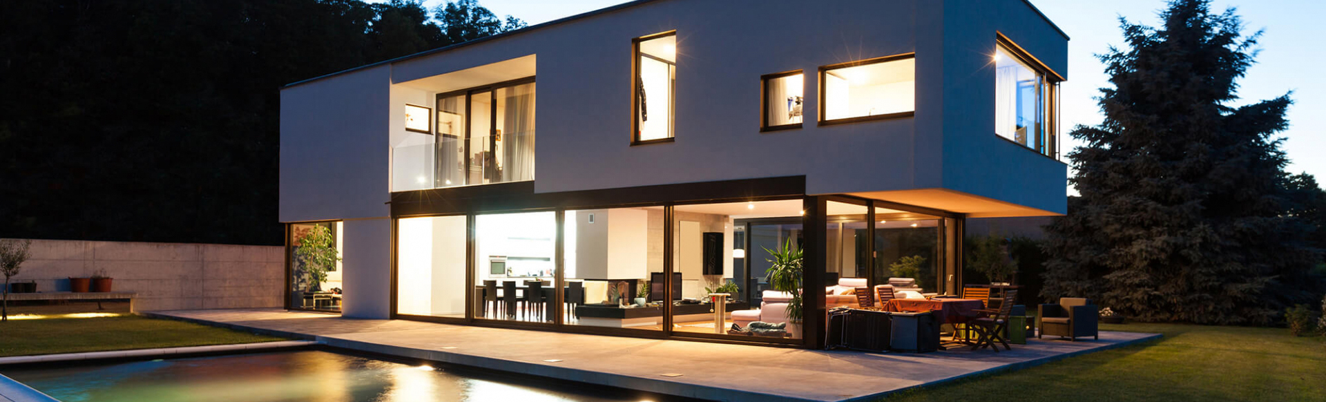 Villa moderne de nuit avec baies vitrées coulissantes AMCC