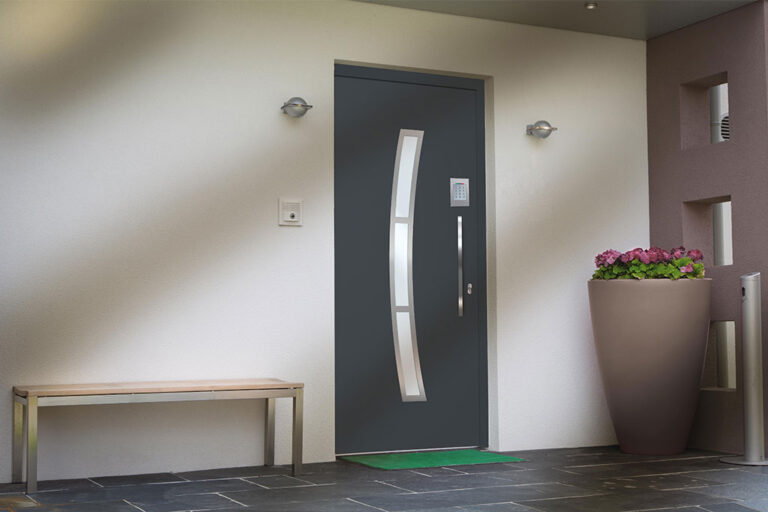 Porte d'entrée connectée installée sur une façade de maison moderne et contemporaine