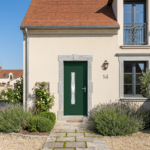 Porte d'entrée aluminium Azalée élégance avec décor alunox, sur une maison individuelle de style provençal