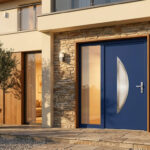 Porte d'entrée aluminium Lunéa sur une maison moderne et authentique
