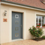 Porte d'entrée Elea aluminium ligne élégance, sur une maison pavillonnaire classique des années 2010 en France