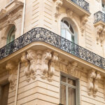 Bâtiment parisien de type haussmannien avec des baies vitrées B67 Patrimoine.