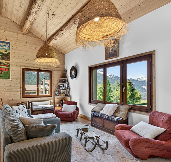 Pièce de vie d'une maison secondaire avec des fenêtres en pvc A80, imitation bois en montagne