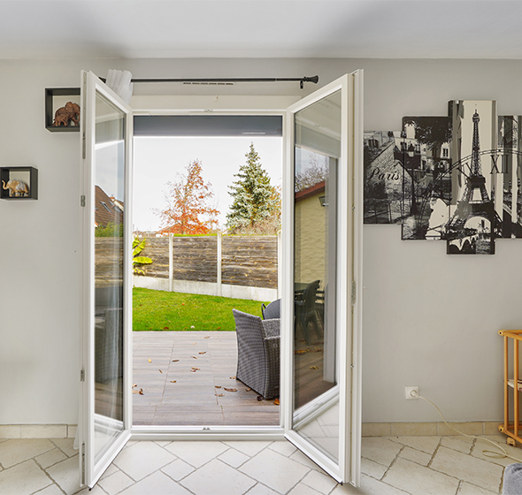 Baie vitrée en pvc blanche A70 élégance dans une maison pavillonnaire