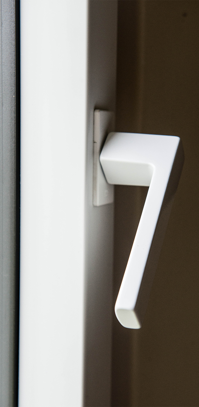 Focus sur la poignée de série au design épuré de la fenêtre mixte PVC-Aluminium Alya Exclusive d’AMCC.