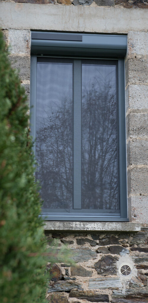 Vue extérieure de la fenêtre mixte PVC-Aluminium Alya Exclusive d’AMCC.