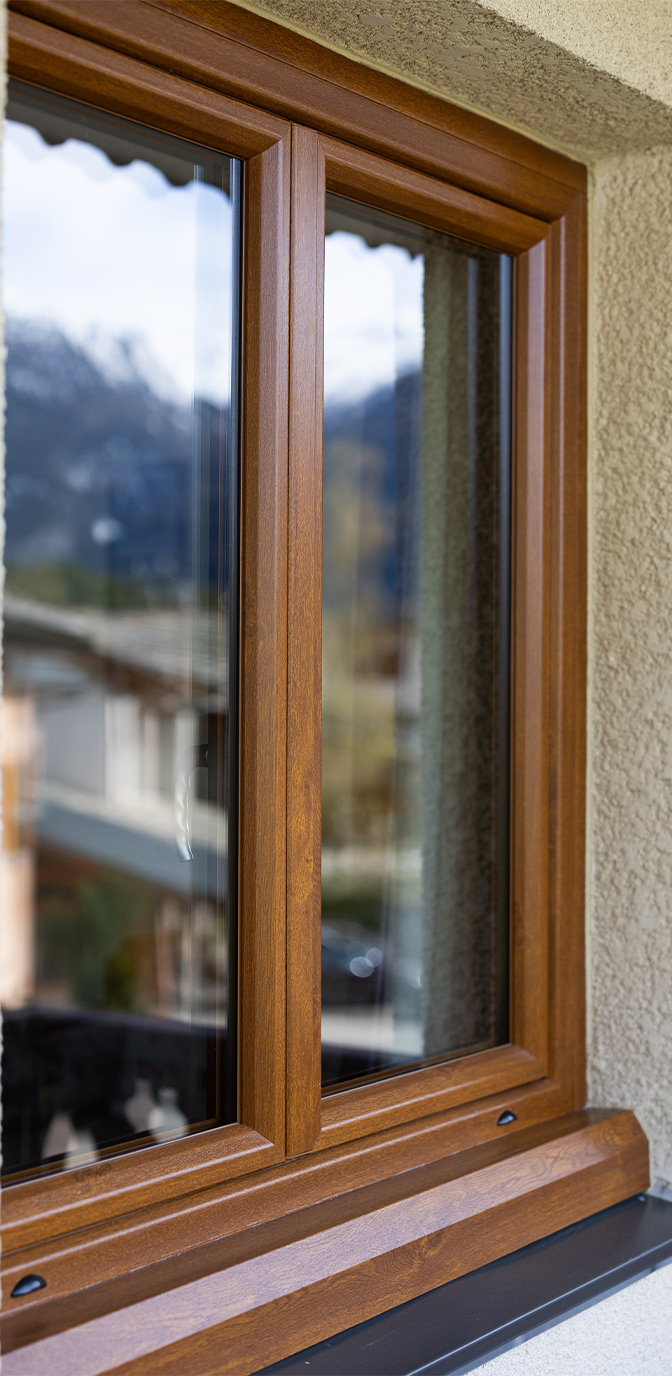 Vue extérieure d'une fenêtre en PVC, effet bois sur une habitation de montagne à Aussois.