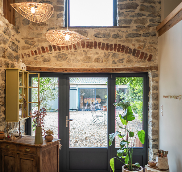 Une porte fenêtre en aluminium AMCC dans un corps de ferme rénové