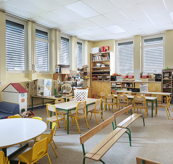 Fenêtres mixtes en pvc et aluminium Alya dans une école primaire à Chambost Longessaigne